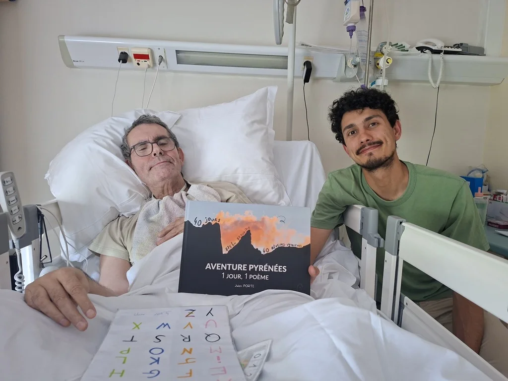 Christian et Julien Porte, à l'hôpital, tenant le livre Aventure Pyrénées